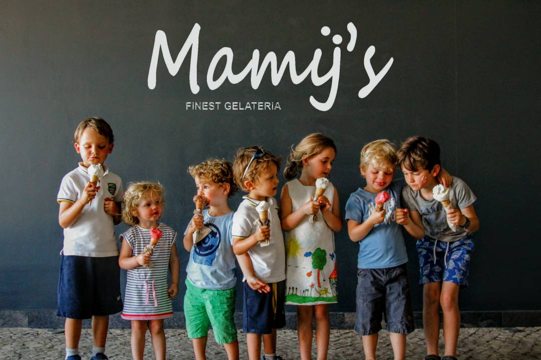 de kids en hun mamys ijsje